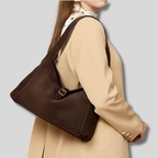 Sac Épaule Ambréa marron porté à l’épaule, grand format pratique et élégant pour le quotidien.
