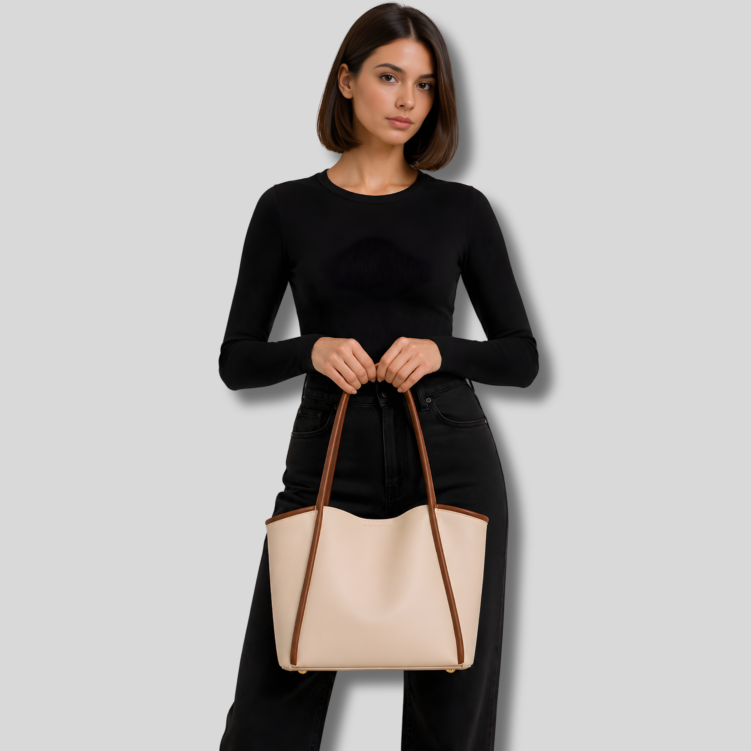 Femme tenant sac cabas beige et marron à la main