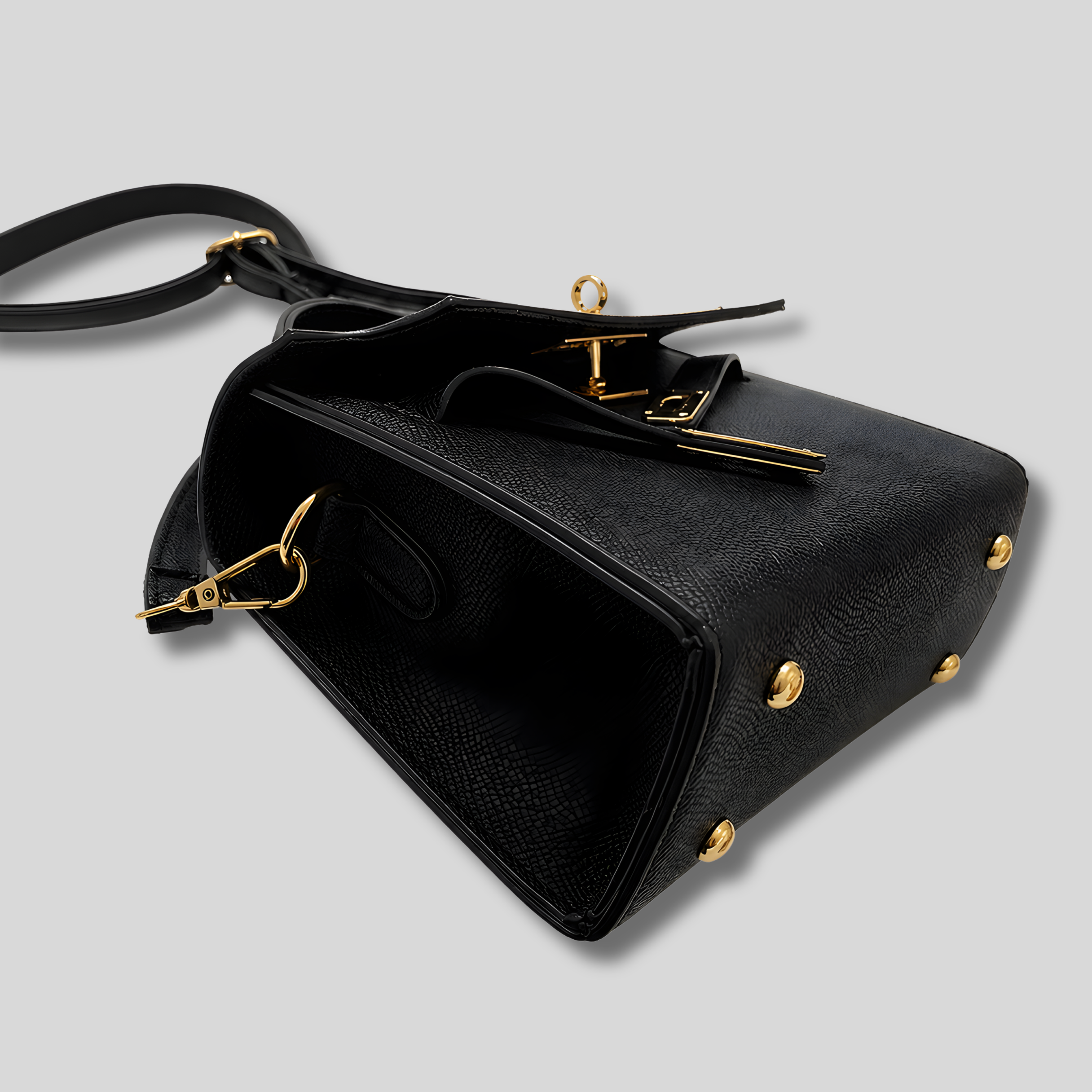 Sac bandoulière noir élégant ouvert vue latérale montrant intérieur spacieux et pieds dorés