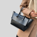 Sac cabas Miréva noir porté à la main avec manteau camel