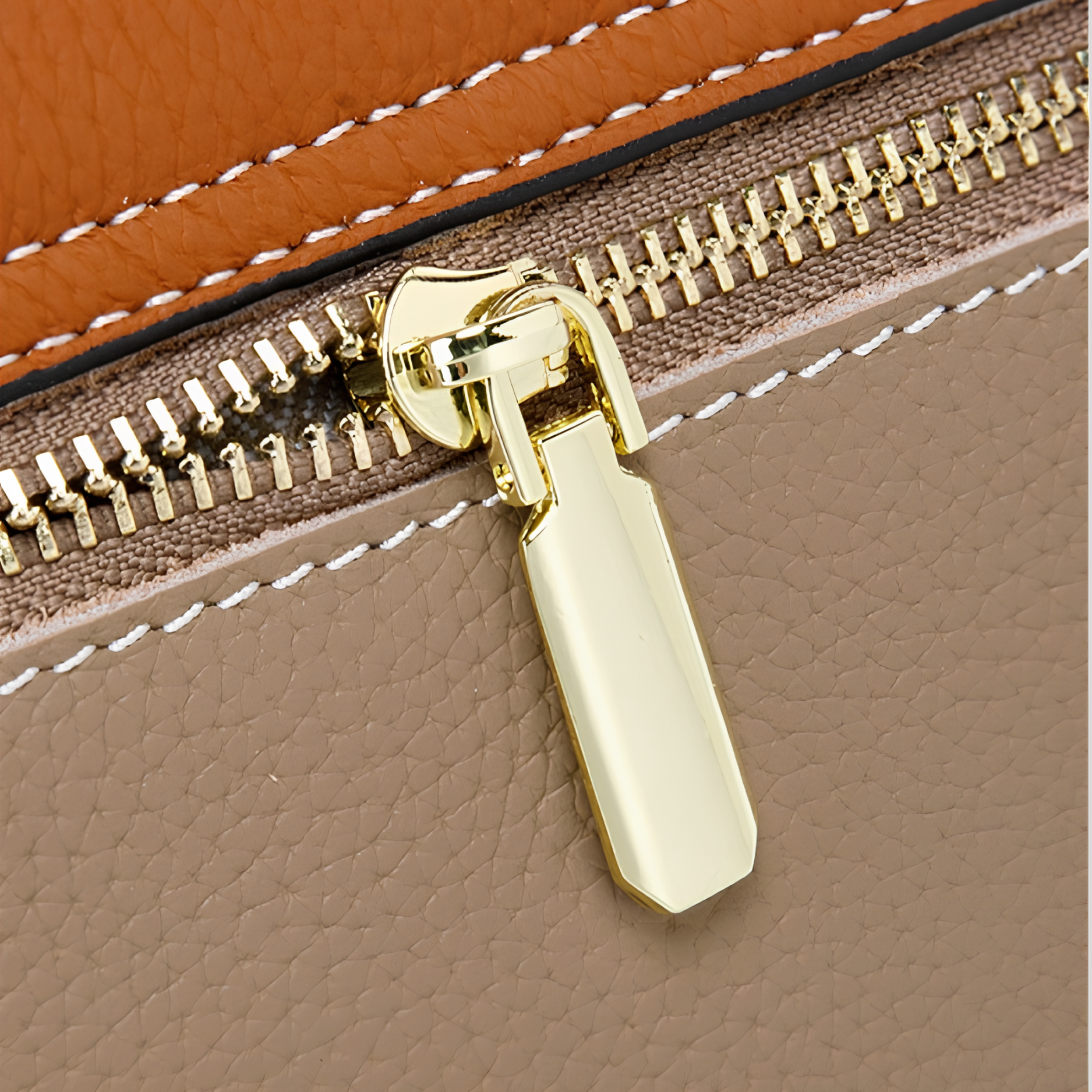 Fermeture éclair dorée du sac en cuir véritable – gros plan
