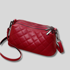 Sac épaule matelassé en cuir rouge avec design élégant et bandoulière réglable