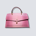 Sac Bandoulière Élysane en cuir effet crocodile rose vue de face avec détails dorés