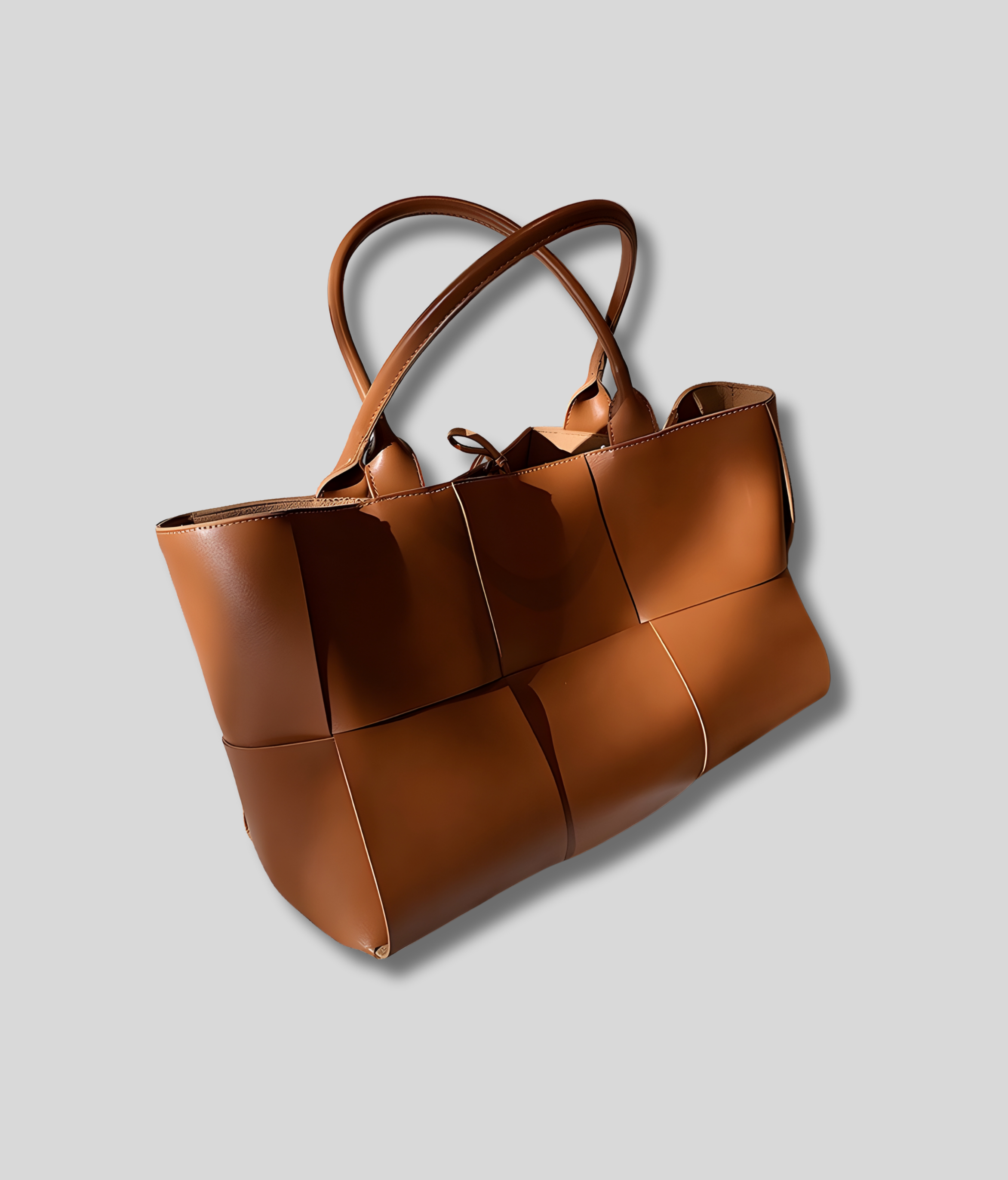 Sac cabas marron clair femme, design moderne structuré, vue produit sur fond clair