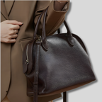 Sac en cuir véritable marron Élyndra porté à l’épaule avec blazer – look chic moderne
