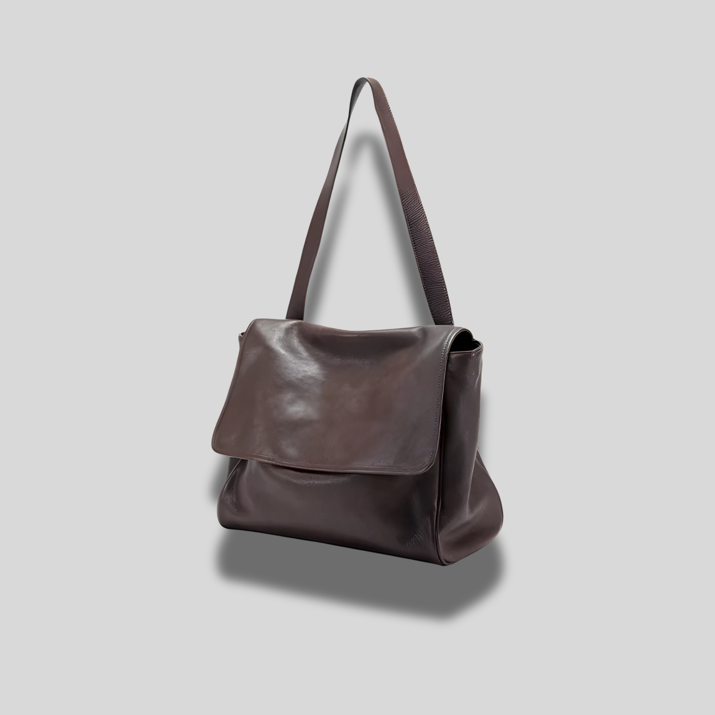 Sac cabas rétro marron foncé en cuir souple avec rabat et bandoulière