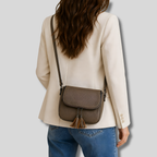 femme portant sac bandoulière taupe vue de dos