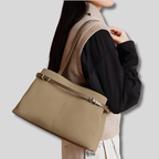 Sac Cabas Elvéra beige porté à l’épaule – vue latérale élégante