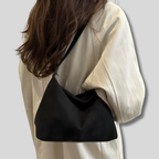 Sac porté à l’épaule par un modèle, style décontracté et élégant