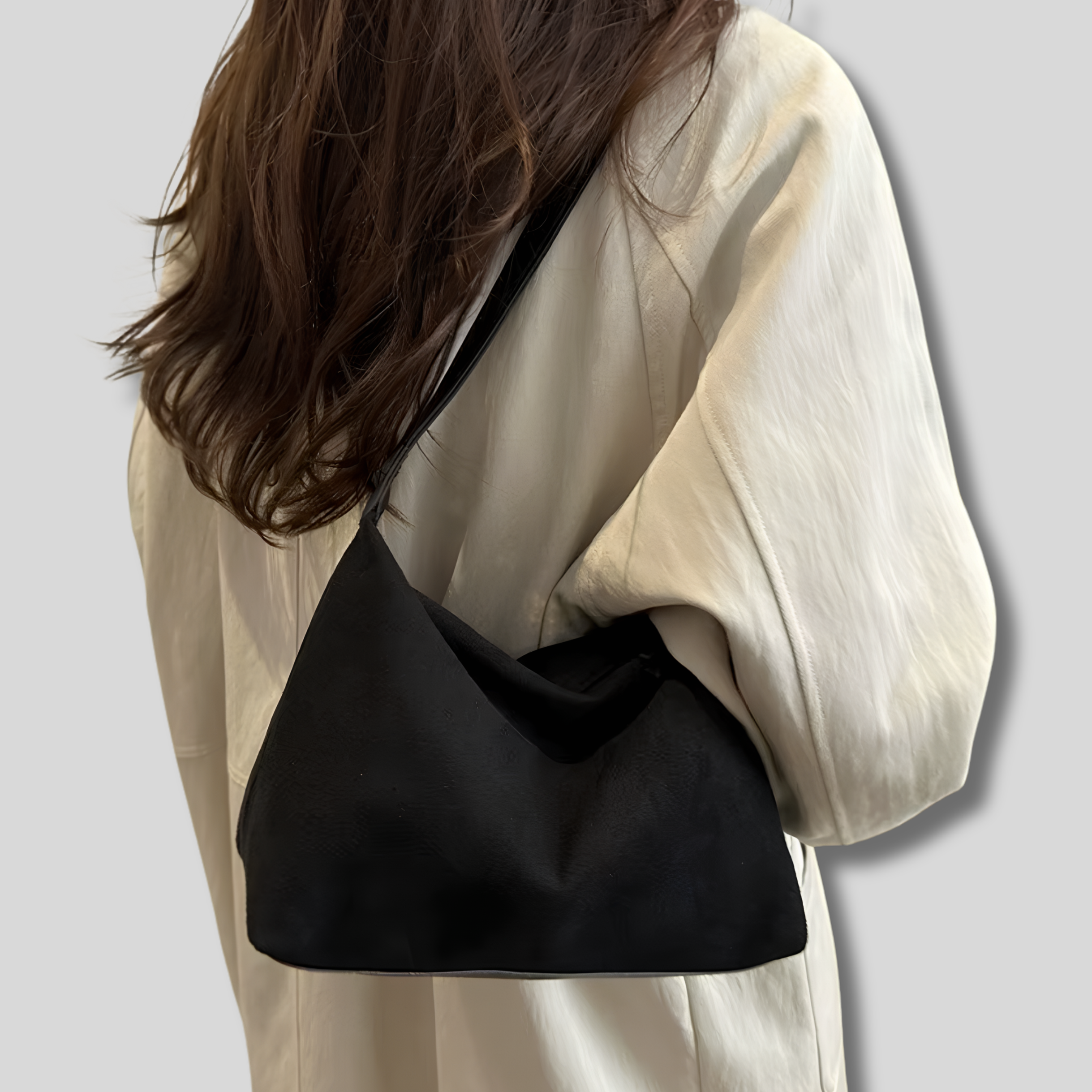 Sac porté à l’épaule par un modèle, style décontracté et élégant