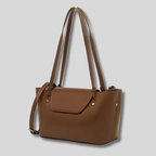 Sac Épaule Maëvora en cuir véritable marron camel vue de face avec rabat structuré