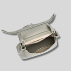 Intérieur du sac bandoulière avec compartiment spacieux et poche zippée – vue ouverte