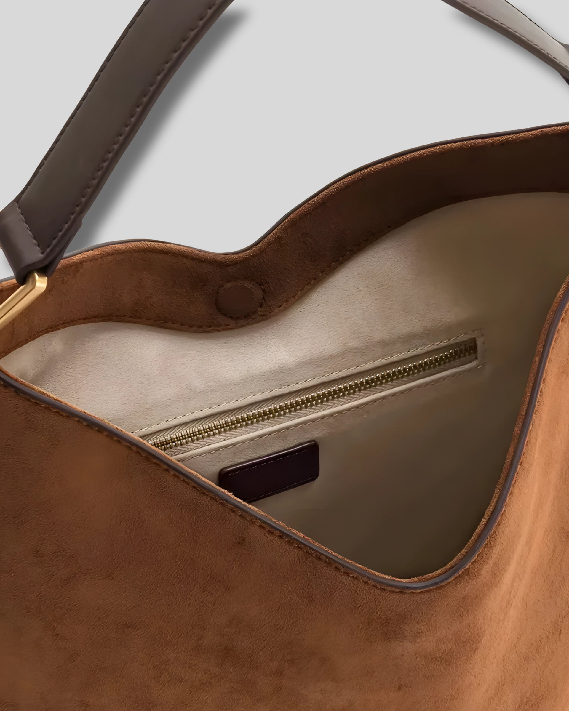 Intérieur du sac cabas suédé marron avec poche zippée intégrée