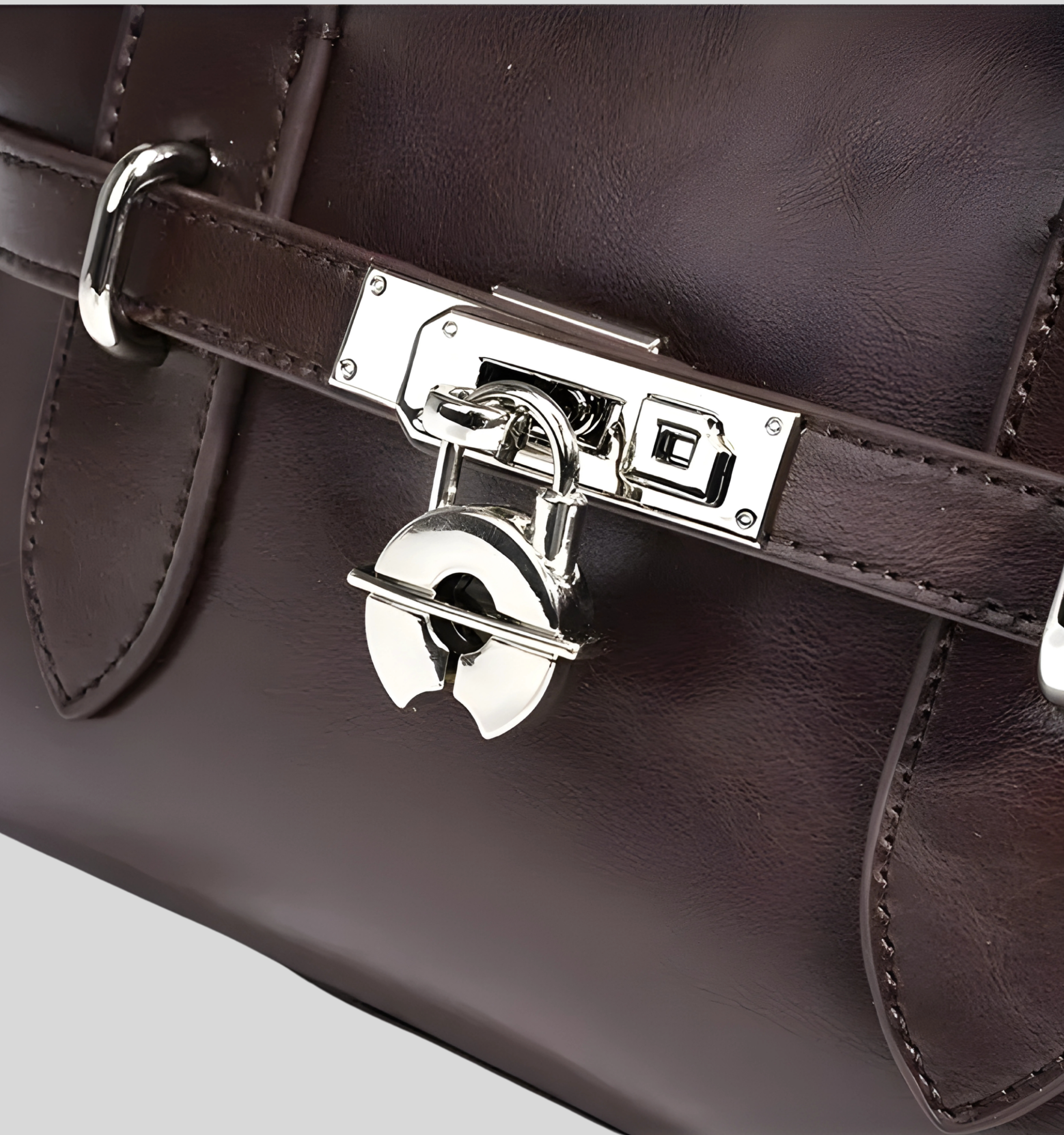 Sac bandoulière Arvielle cuir marron détail fermoir métallique luxe