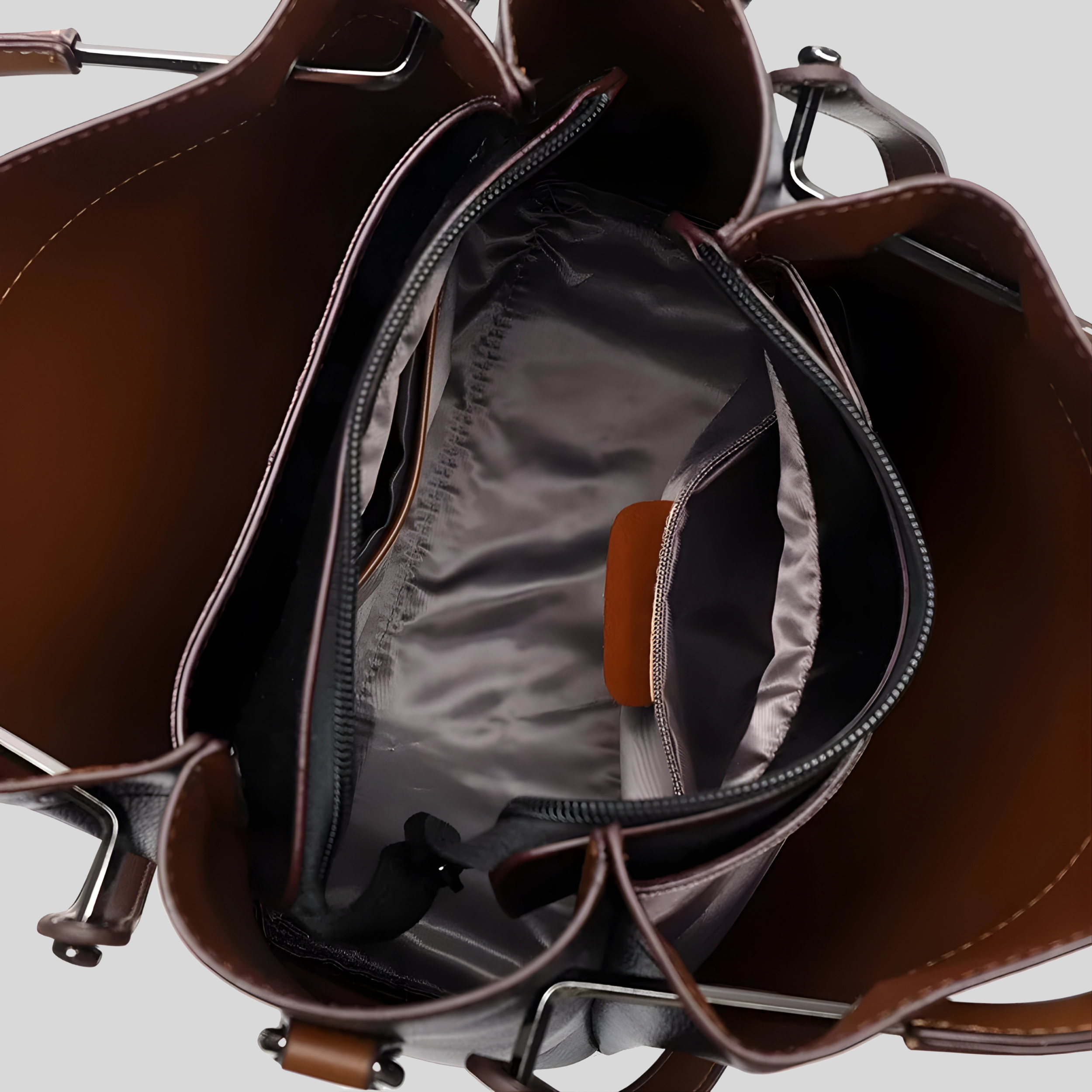 Intérieur du sac seau Alméra – compartiments et poche zippée intégrée