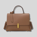 Sac marron structuré avec bandoulière ajustable et fermoir métallique doré.