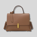 Sac marron structuré avec bandoulière ajustable et fermoir métallique doré.
