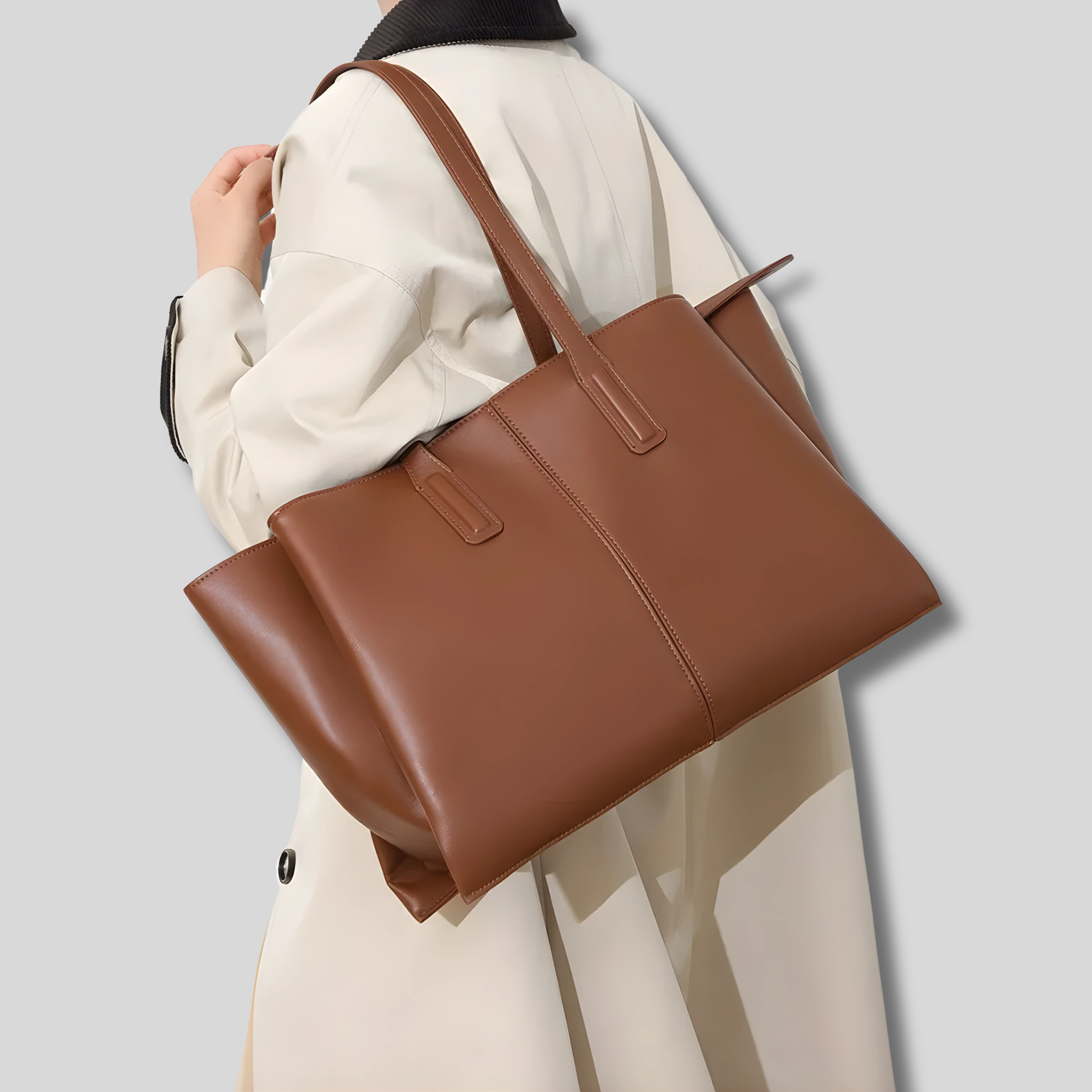 Femme portant le sac cabas marron clair Soléane à l’épaule vue de dos