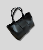 Sac cabas noir grande capacité, design structuré minimaliste, vue produit sur fond clair