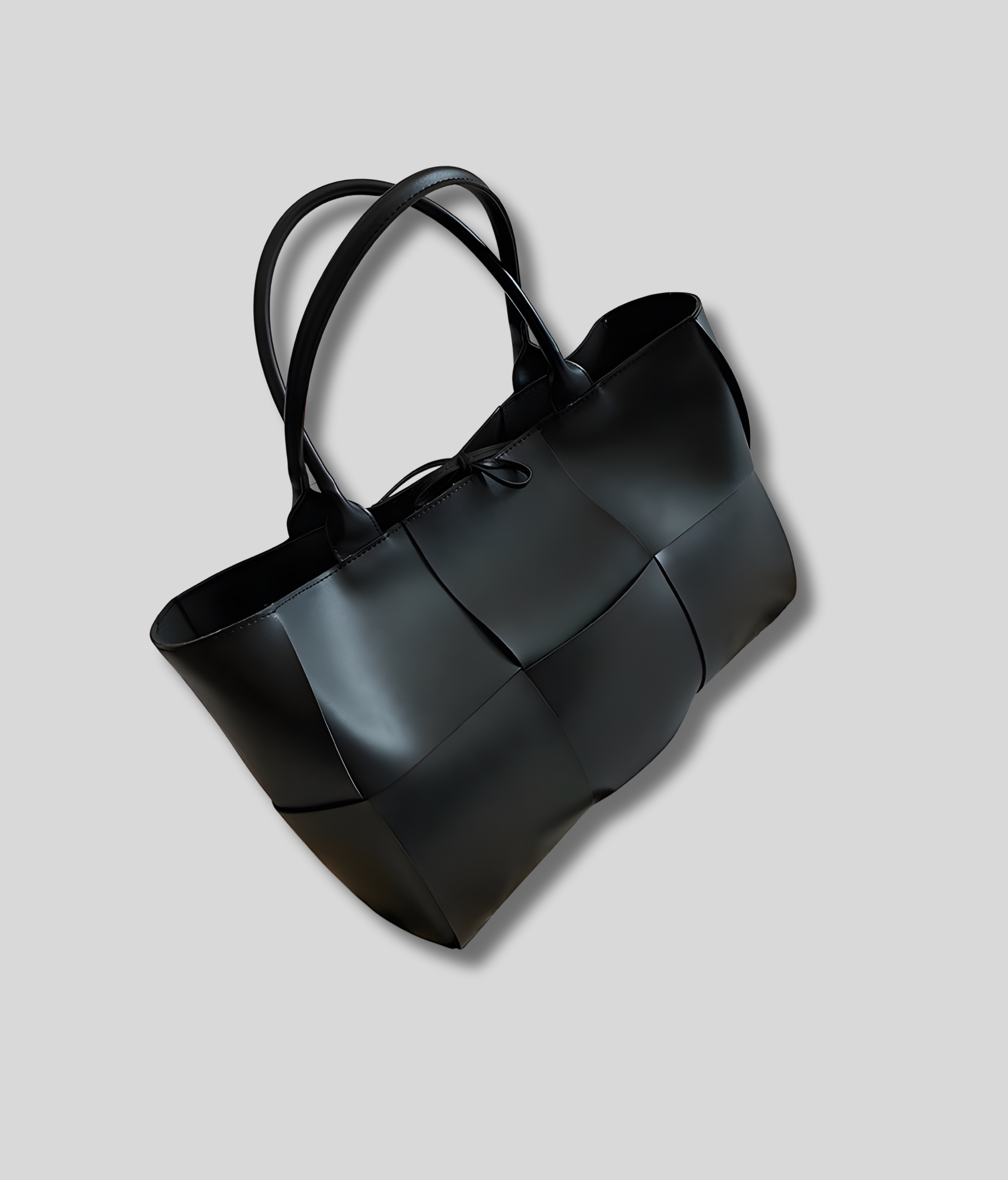 Sac cabas noir grande capacité, design structuré minimaliste, vue produit sur fond clair