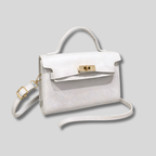 Sac bandoulière blanc élégant vue de face avec bandoulière réglable et fermoir doré