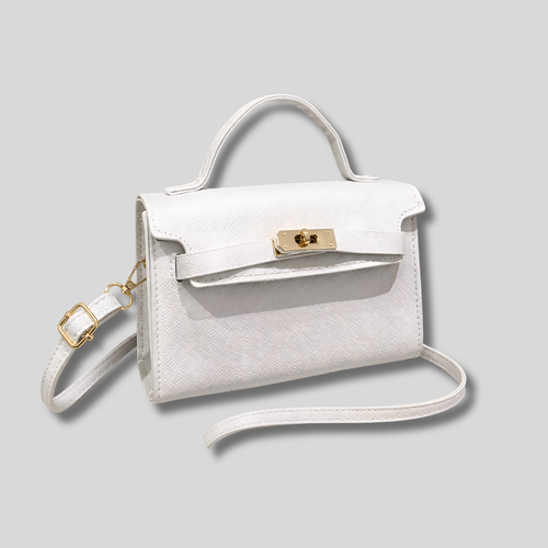 Sac bandoulière blanc élégant vue de face avec bandoulière réglable et fermoir doré