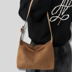 Sac en daim camel porté à l’épaule, parfait pour un usage quotidien