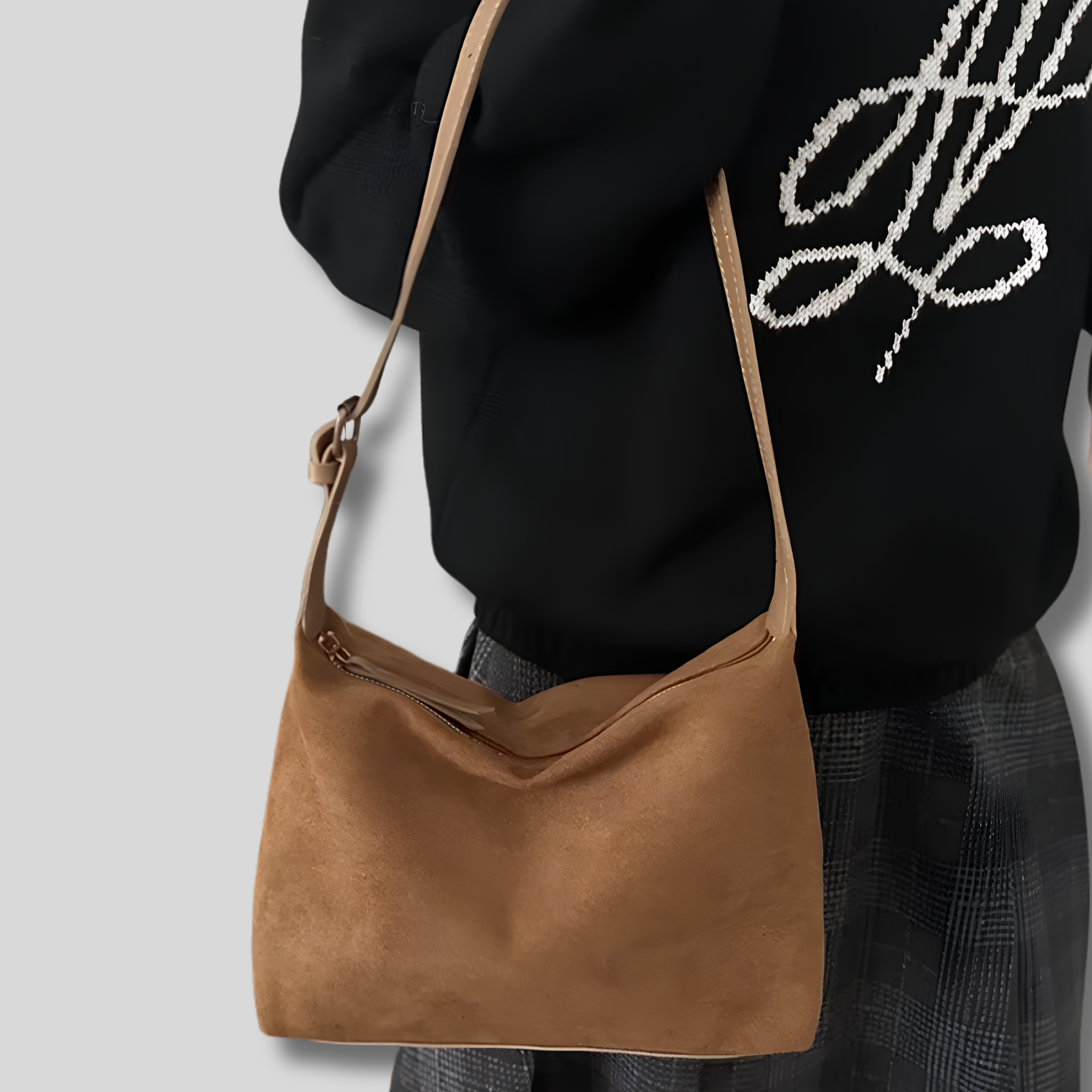 Sac en daim camel porté à l’épaule, parfait pour un usage quotidien