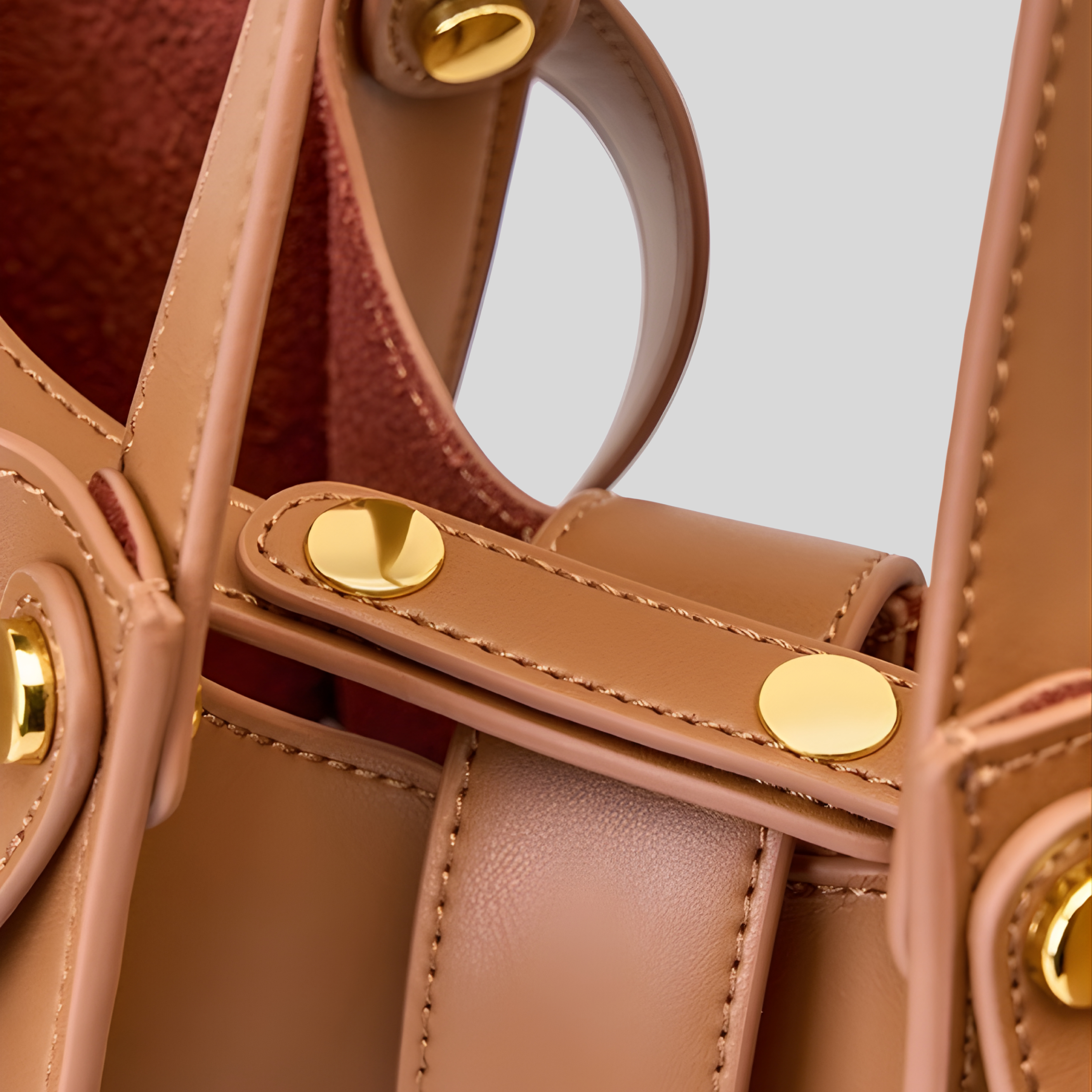 Détail du sac à main marron avec finitions soignées et éléments métalliques dorés