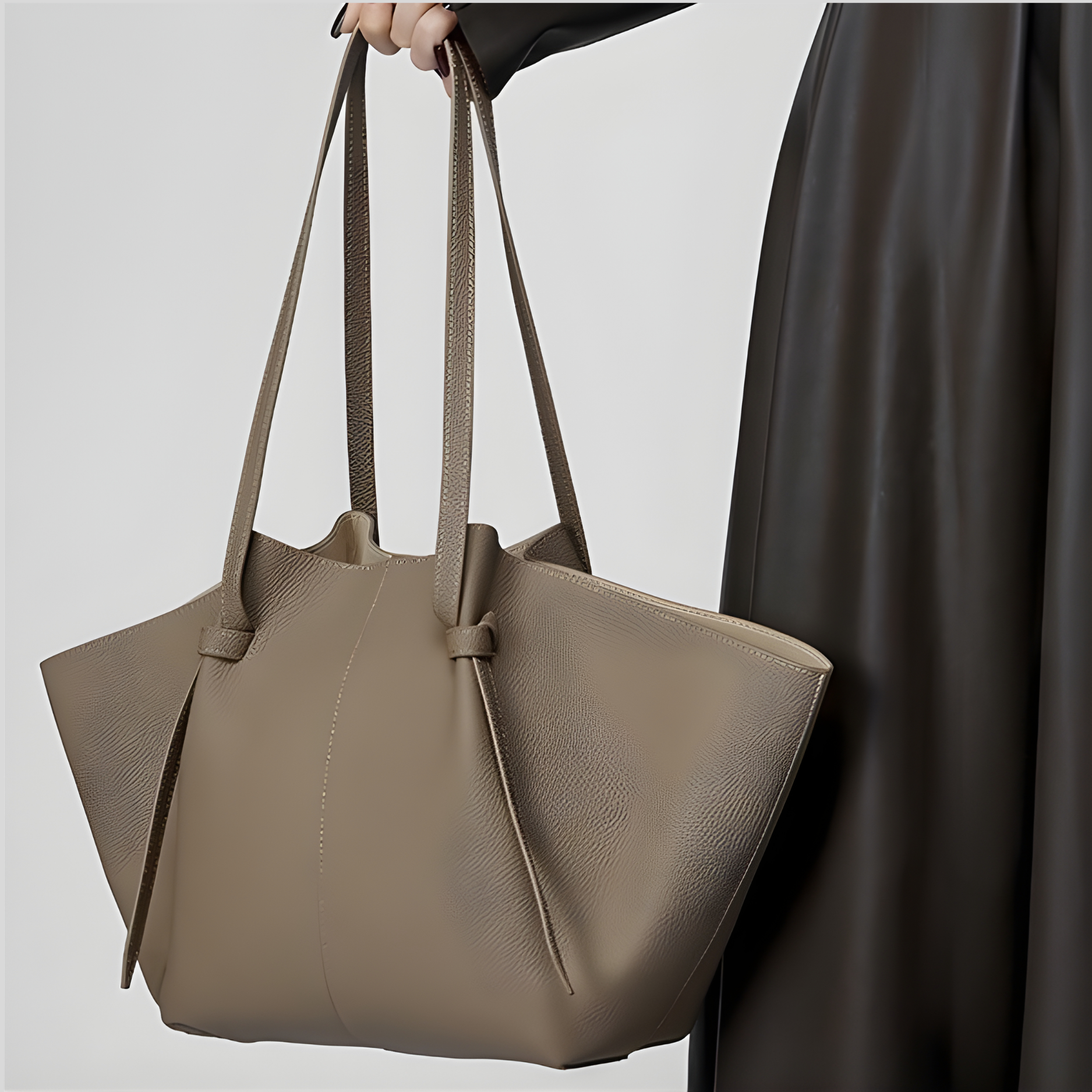 Sac cabas Novélya beige porté à la main – style élégant et moderne