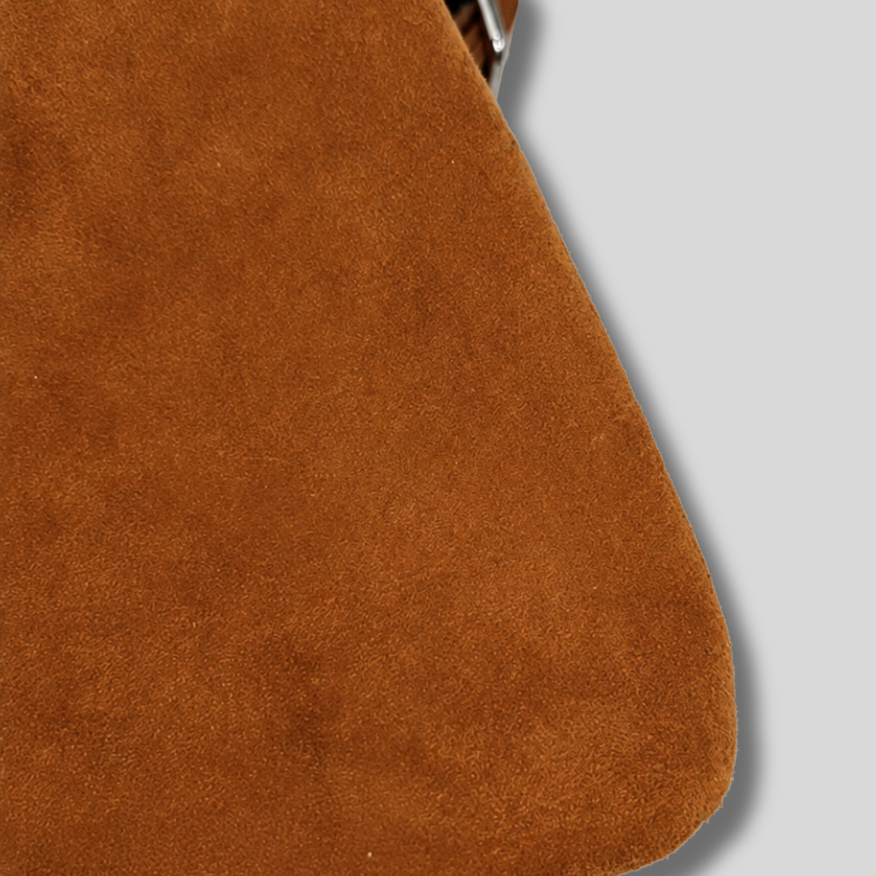 Gros plan sur la texture effet suédine du Sac Épaule Suvéra