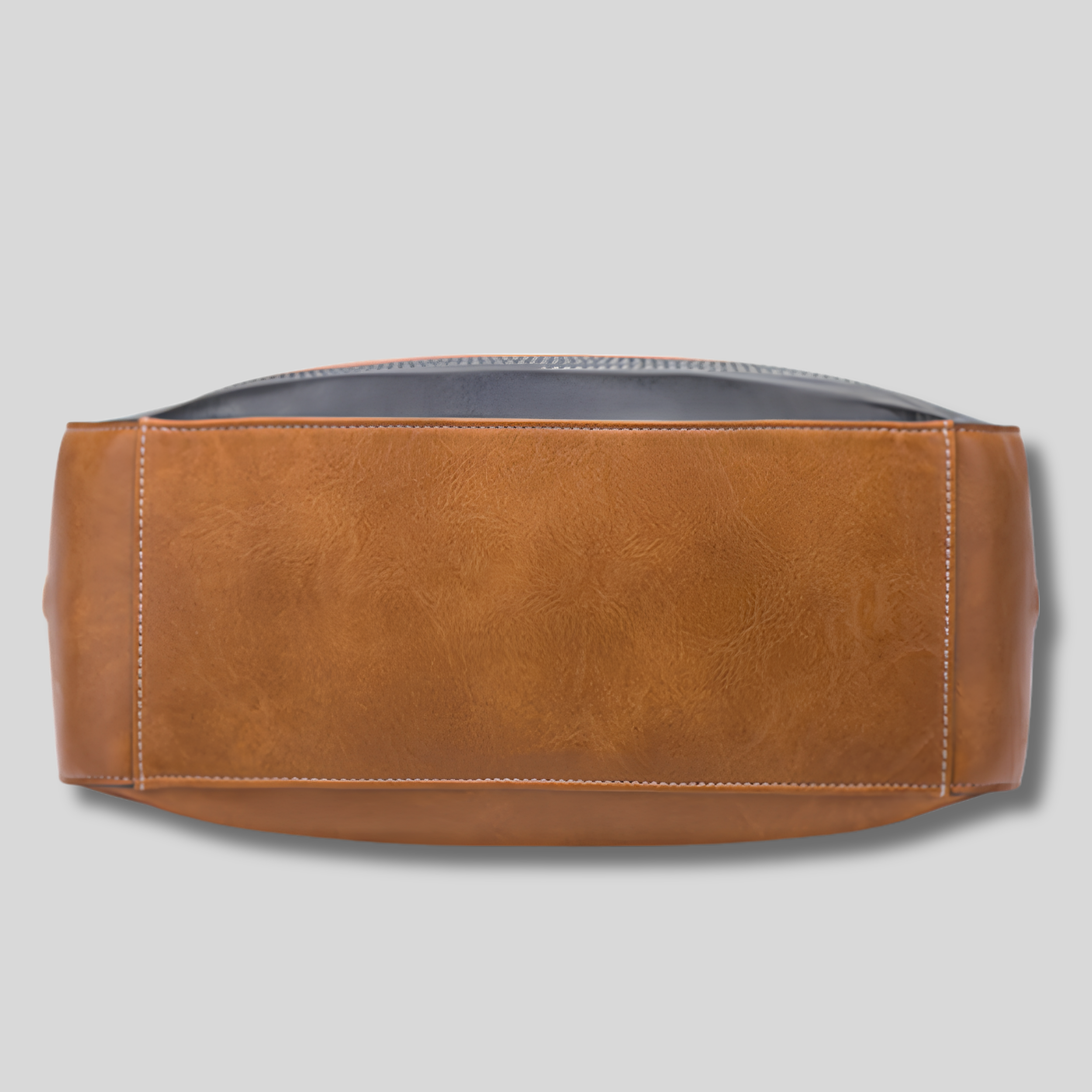 Vue du dessous du sac femme Maëlisse avec finition camel élégante