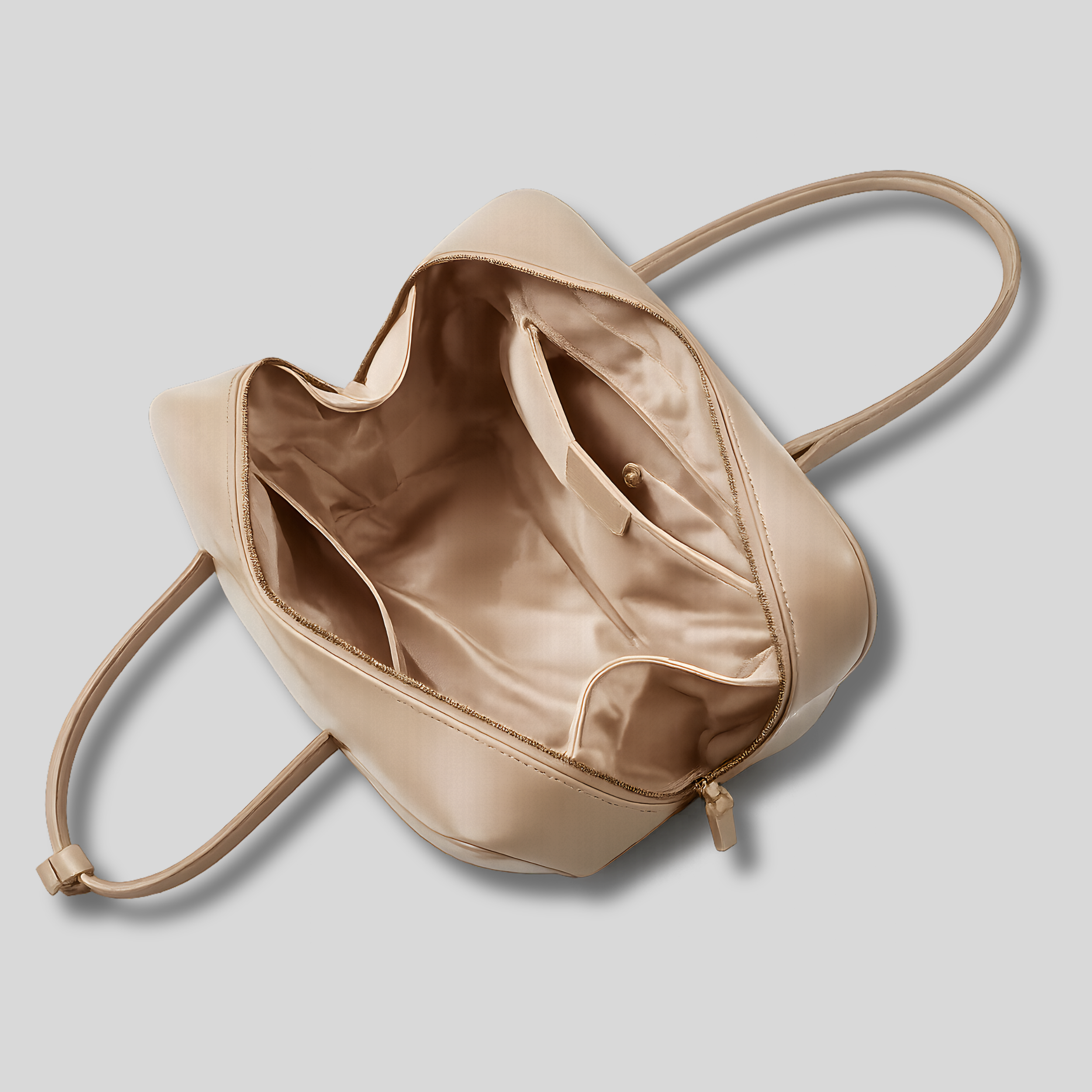 Intérieur du sac Zéphira en cuir – doublure beige avec compartiments pratiques et poche intérieure