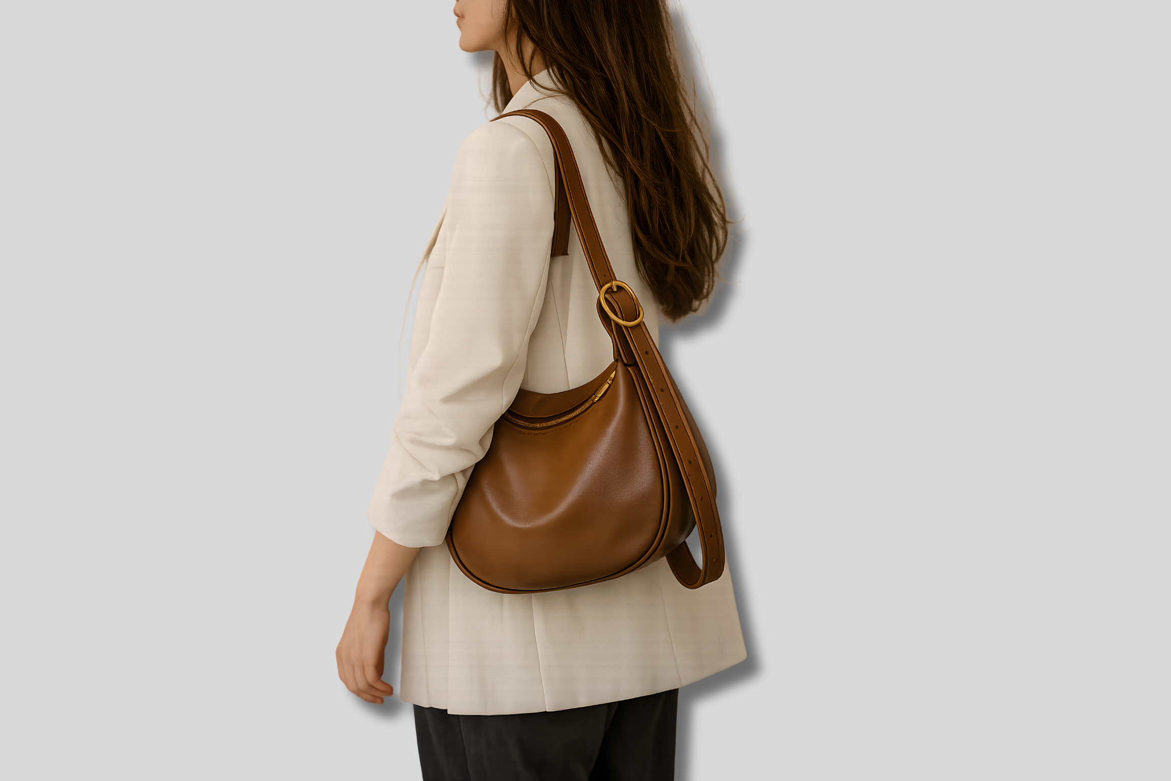Sac épaule marron porté sur l’épaule par modèle femme – style quotidien élégant