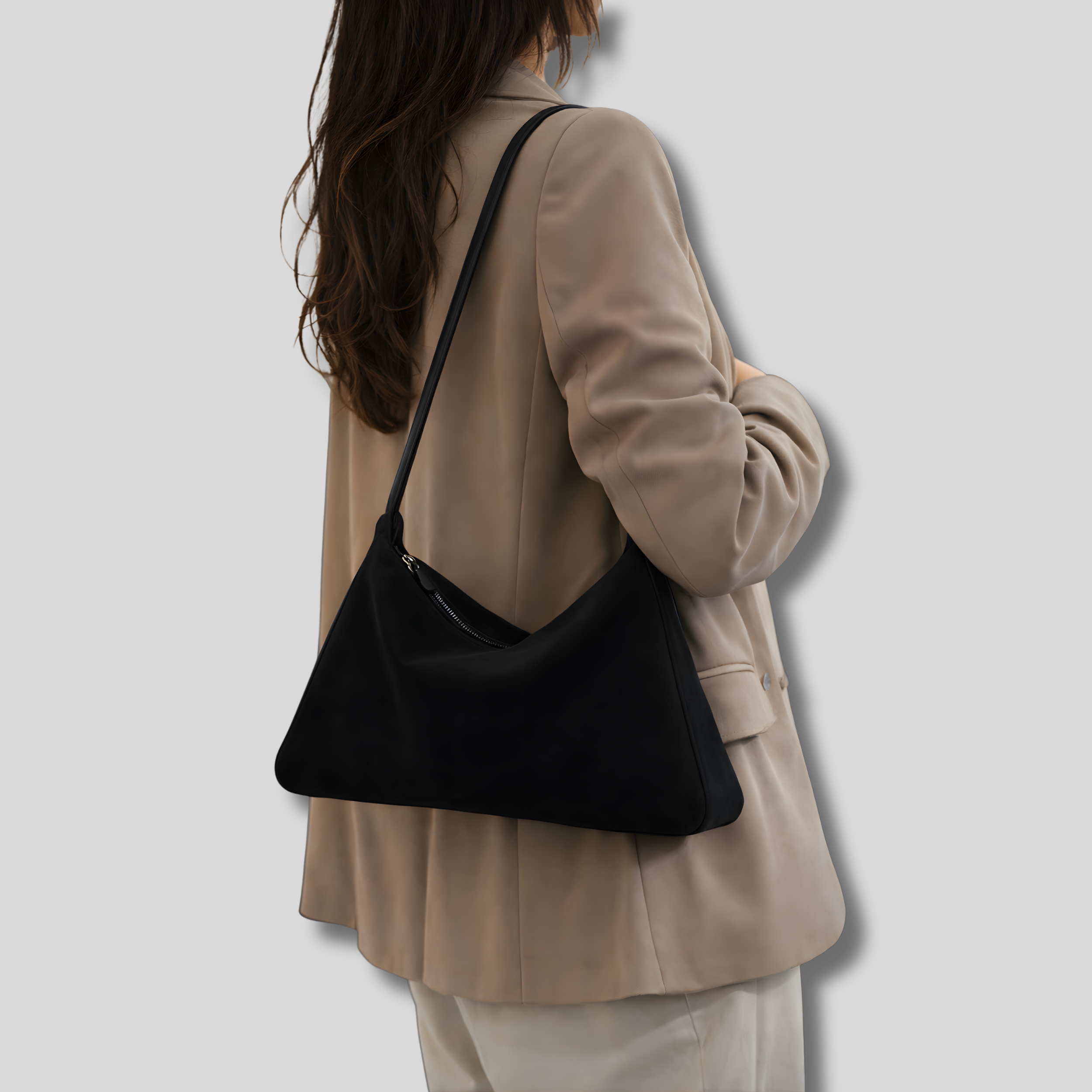 Sac épaule en daim noir Nuvéra porté à l’épaule, vue de dos