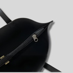 Détail de la fermeture zippée sécurisée du Sac Épaule Cabéria noir