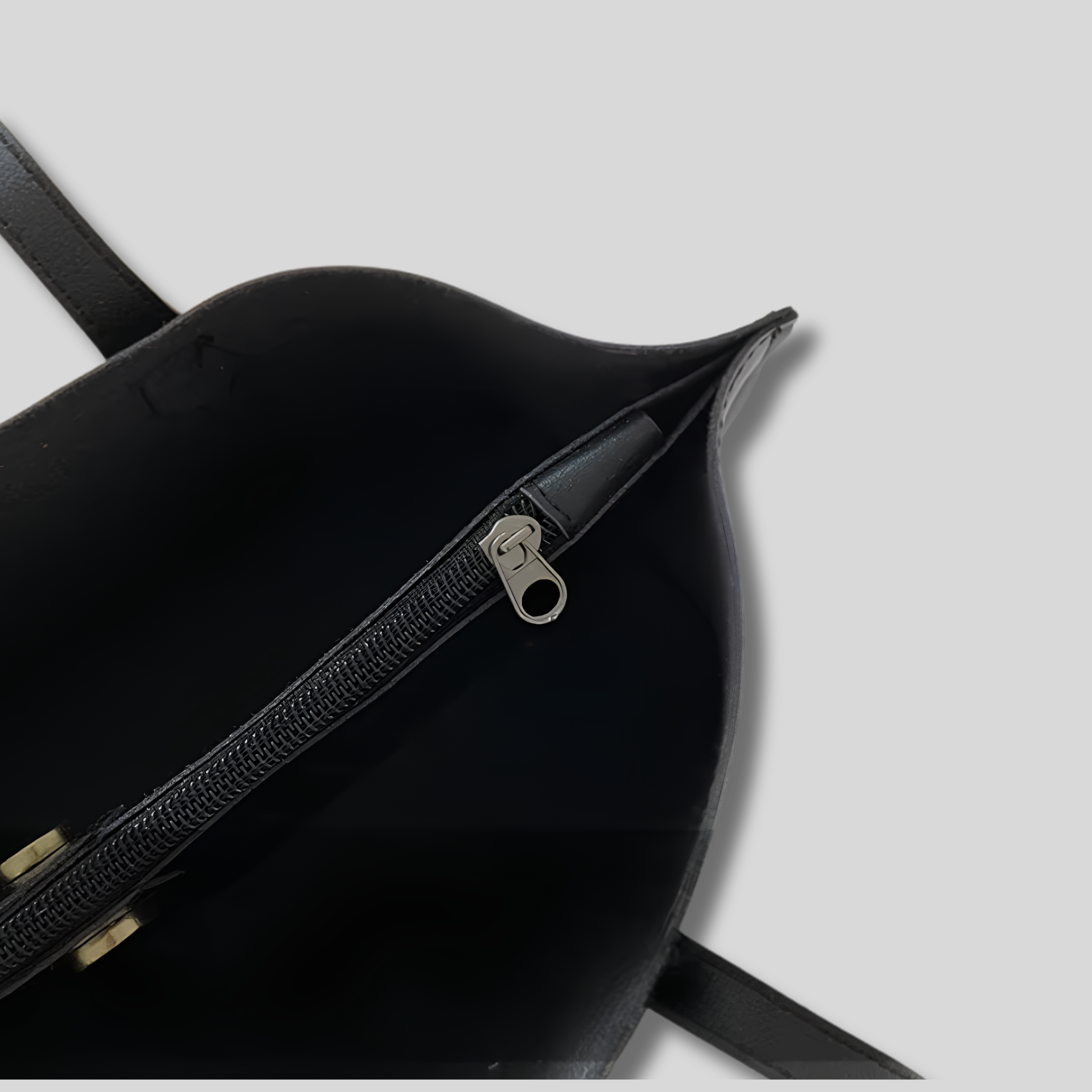 Détail de la fermeture zippée sécurisée du Sac Épaule Cabéria noir