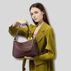 Femme tenant un sac en cuir marron à la main, style élégant et moderne