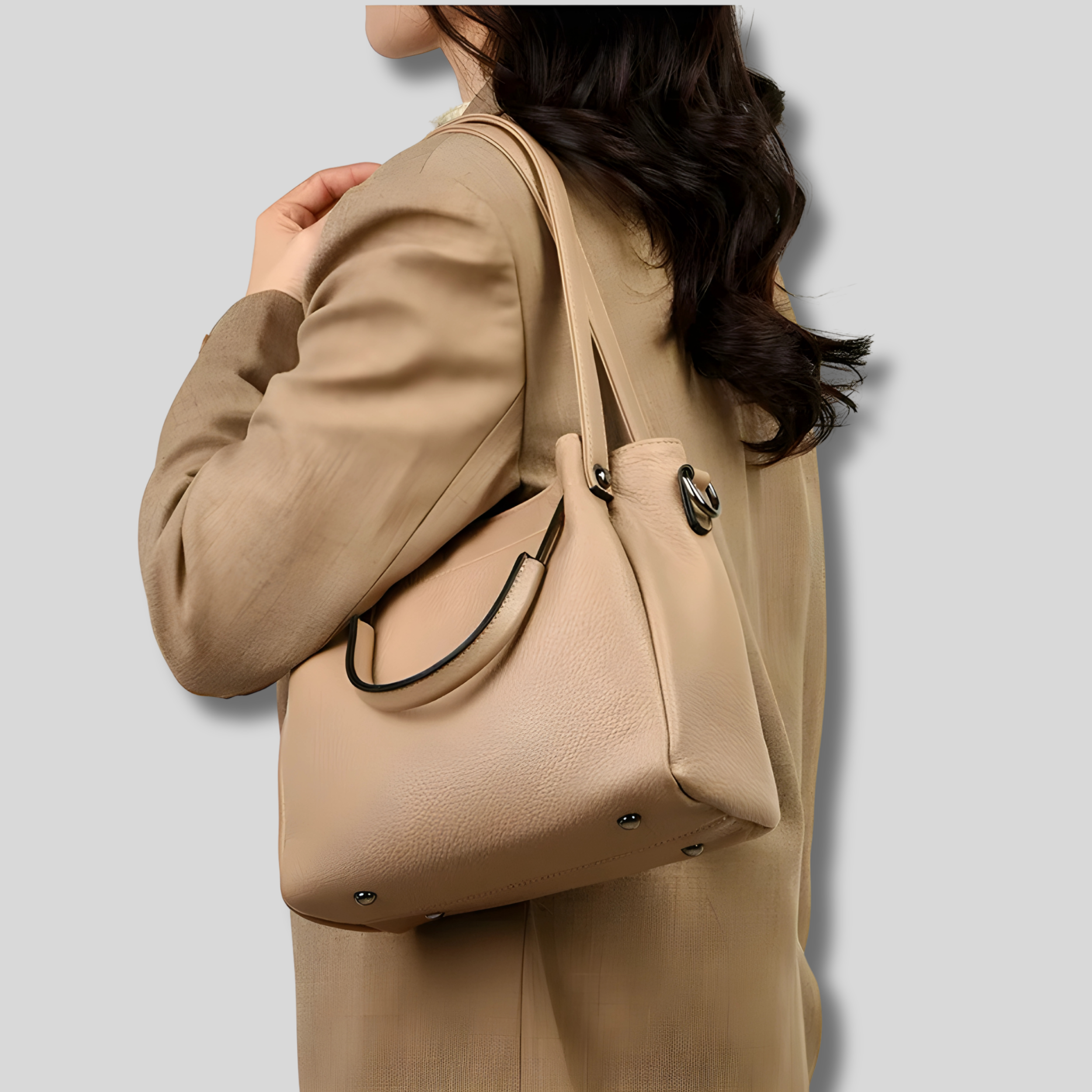 Sac seau Alméra beige porté à l’épaule – vue arrière lifestyle