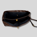 Sac bandoulière en suède marron ouvert montrant l’intérieur spacieux avec poche zippée