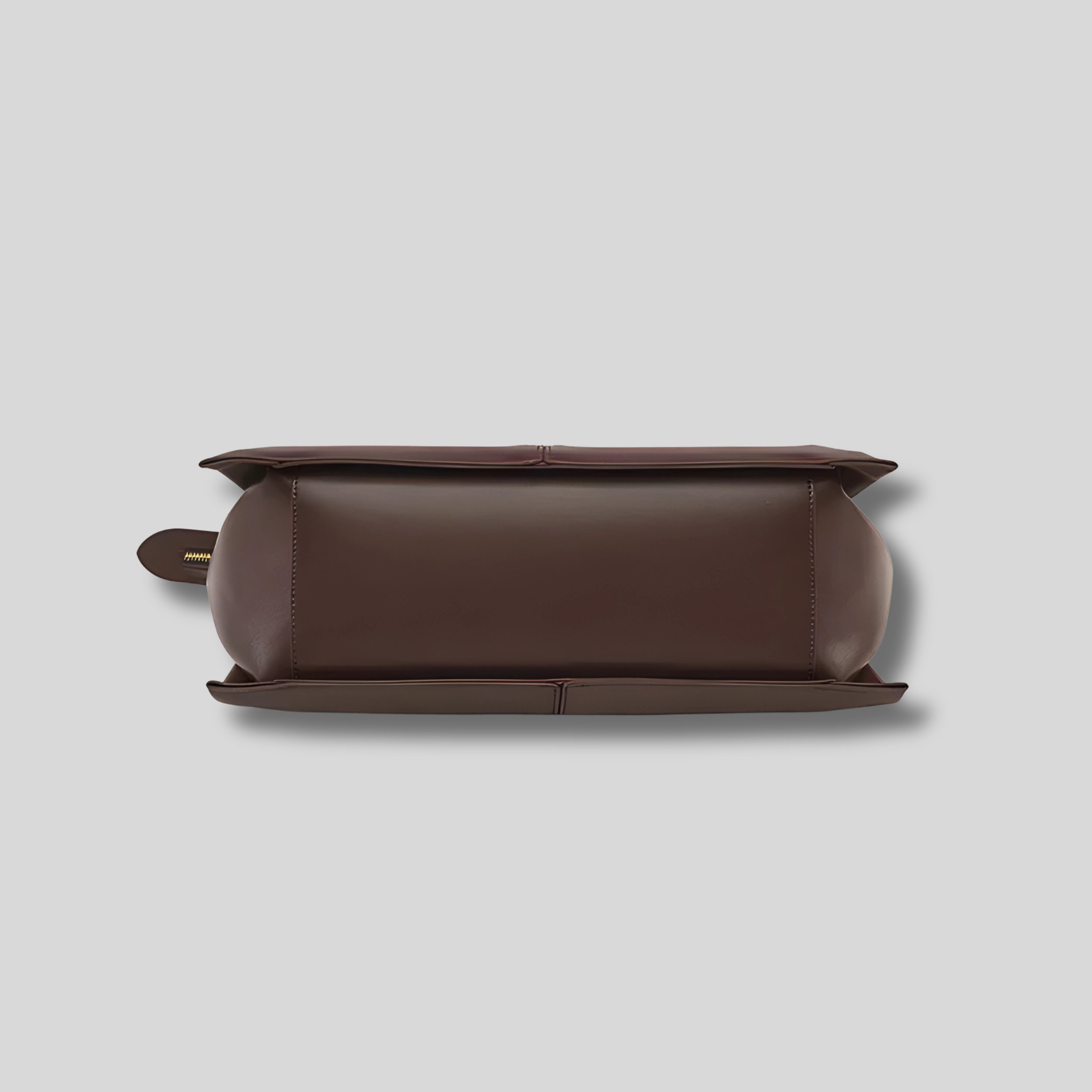 Sac cabas marron foncé Soléane vue du dessous avec base structurée