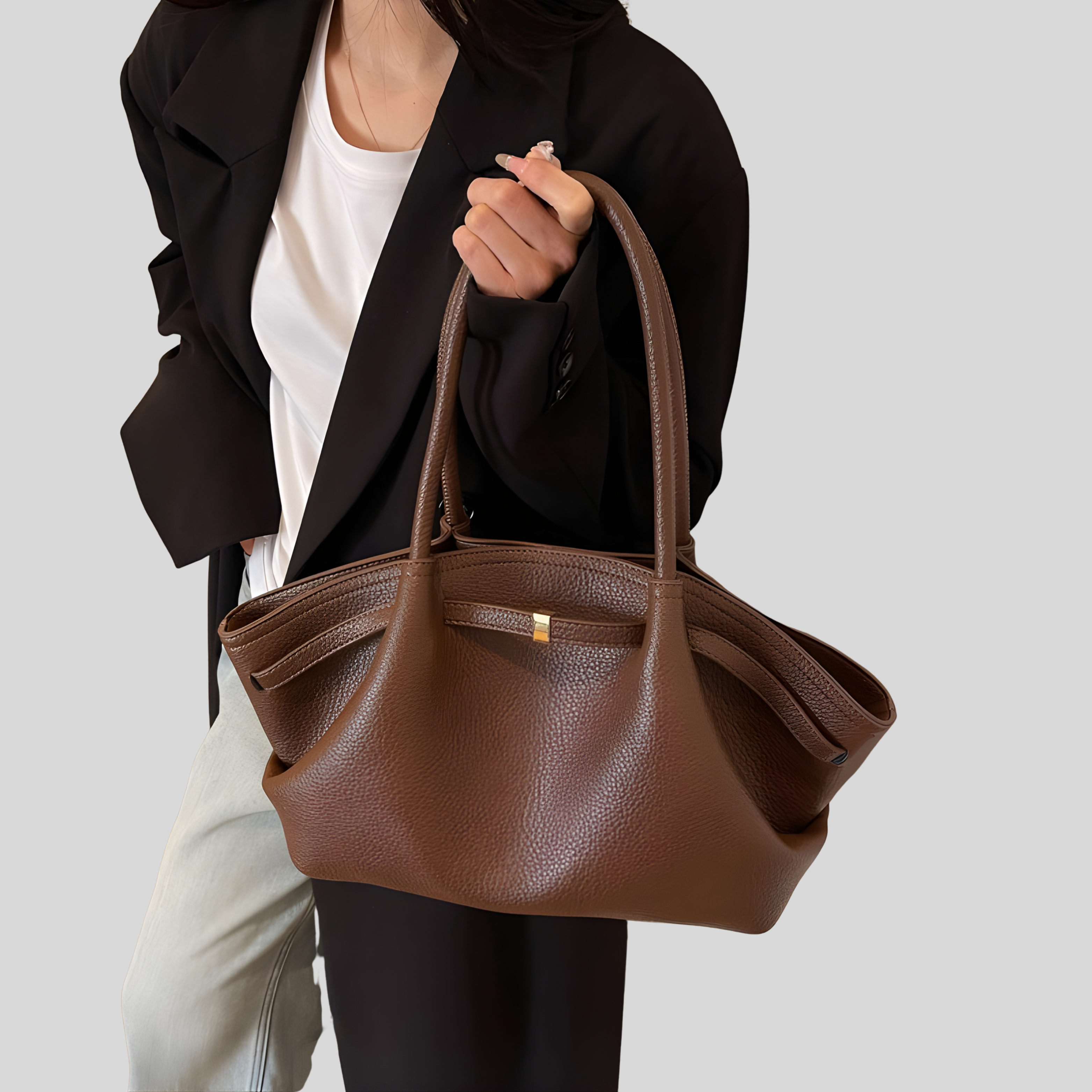 Sac cabas marron porté à l’épaule par une femme – Sac Élise Intemporelle en cuir PU