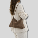 Sac épaule en daim marron Nuvéra porté à l’épaule, silhouette élégante