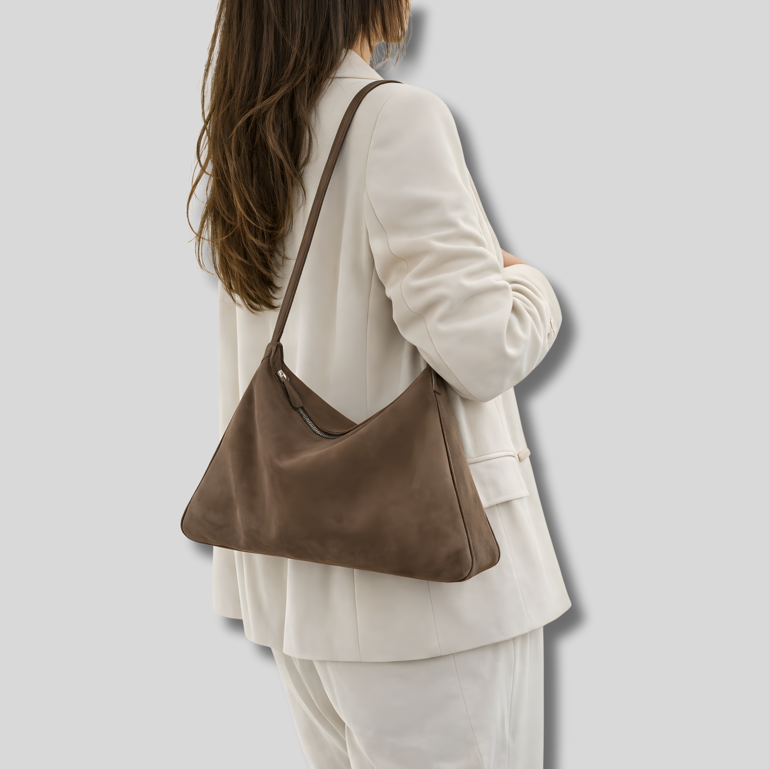 Sac épaule en daim marron Nuvéra porté à l’épaule, silhouette élégante