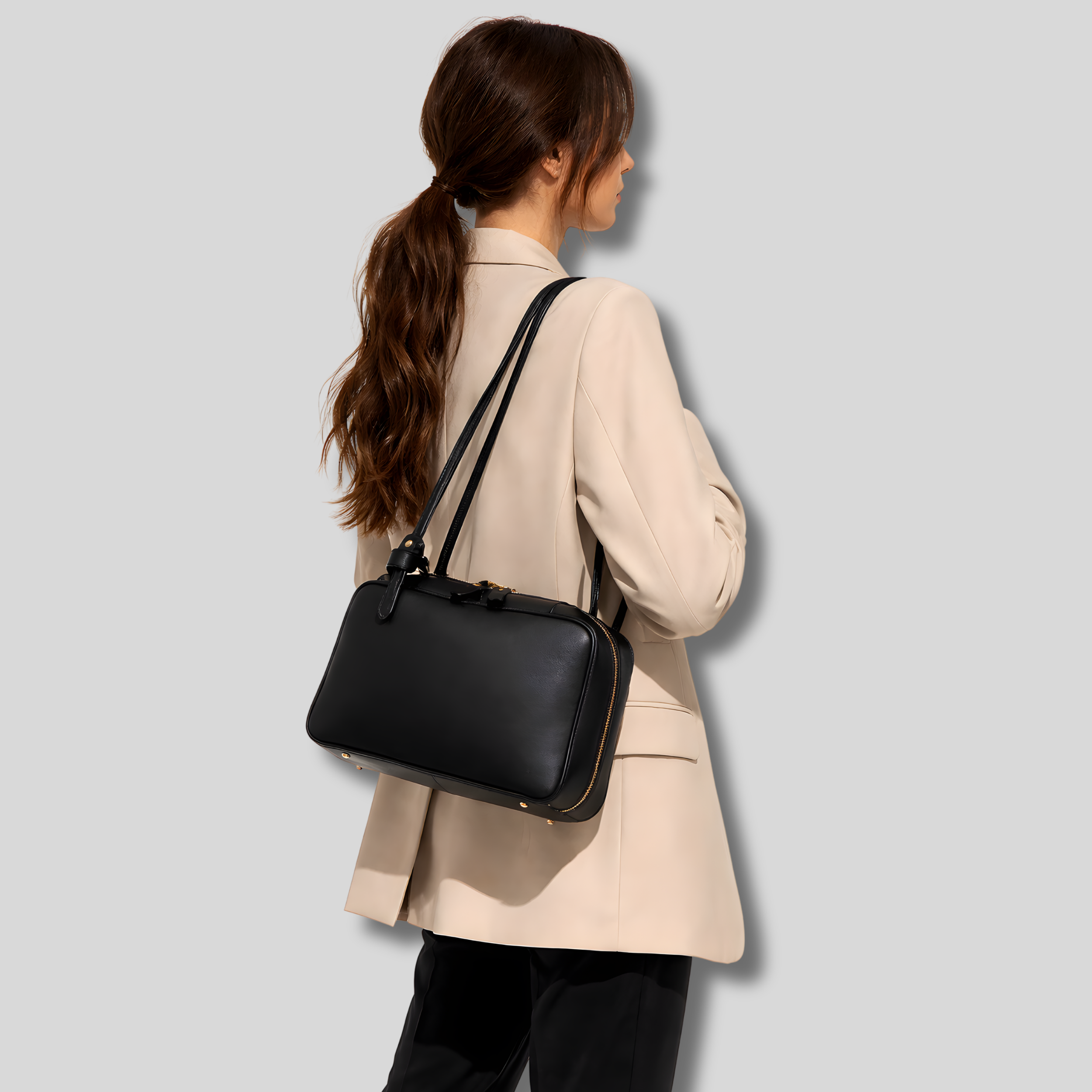 Sac épaule noir Zéphira porté à l’épaule – vue arrière sur mannequin avec blazer beige