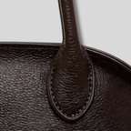 Détail couture et texture du cuir pleine fleur du sac Élyndra