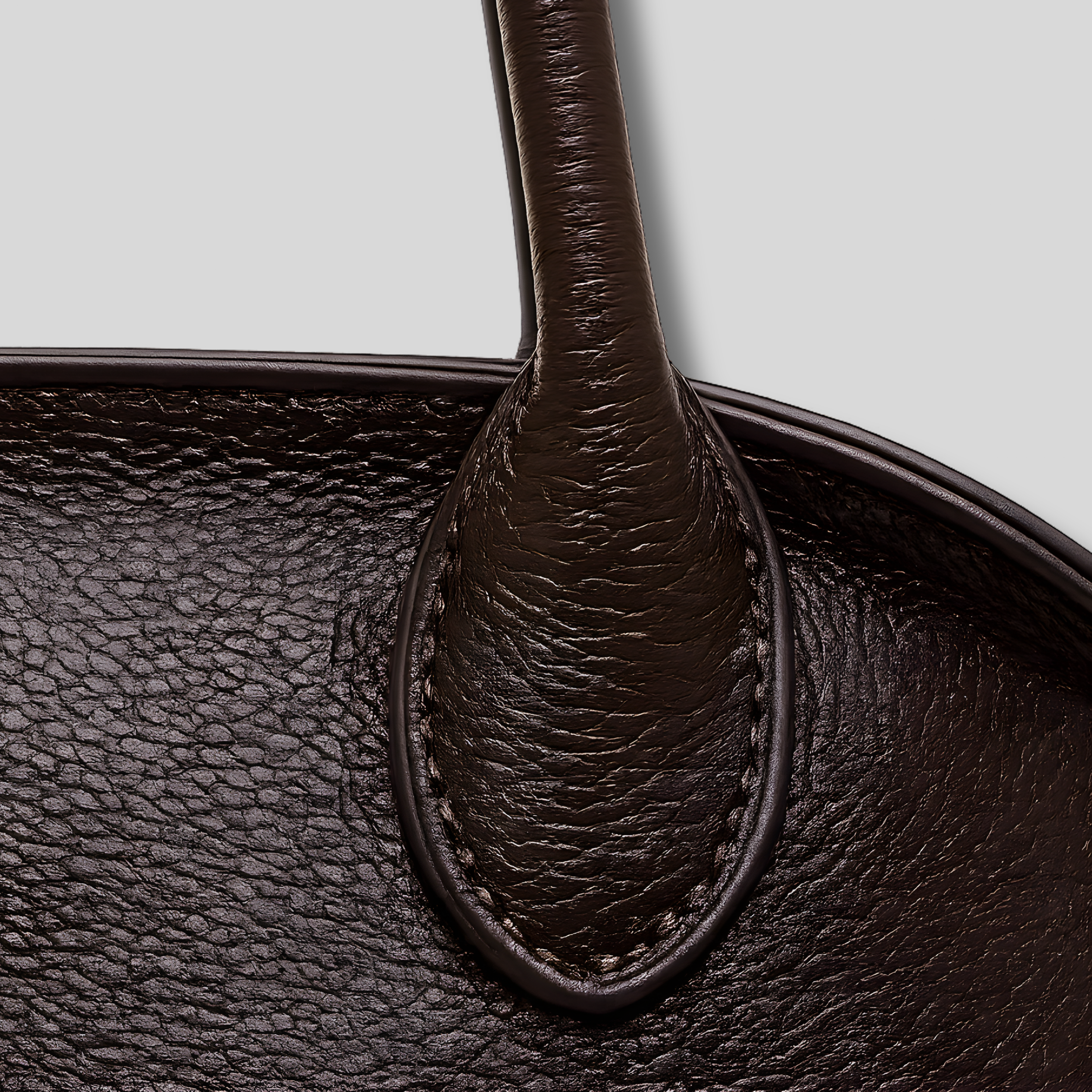Détail couture et texture du cuir pleine fleur du sac Élyndra