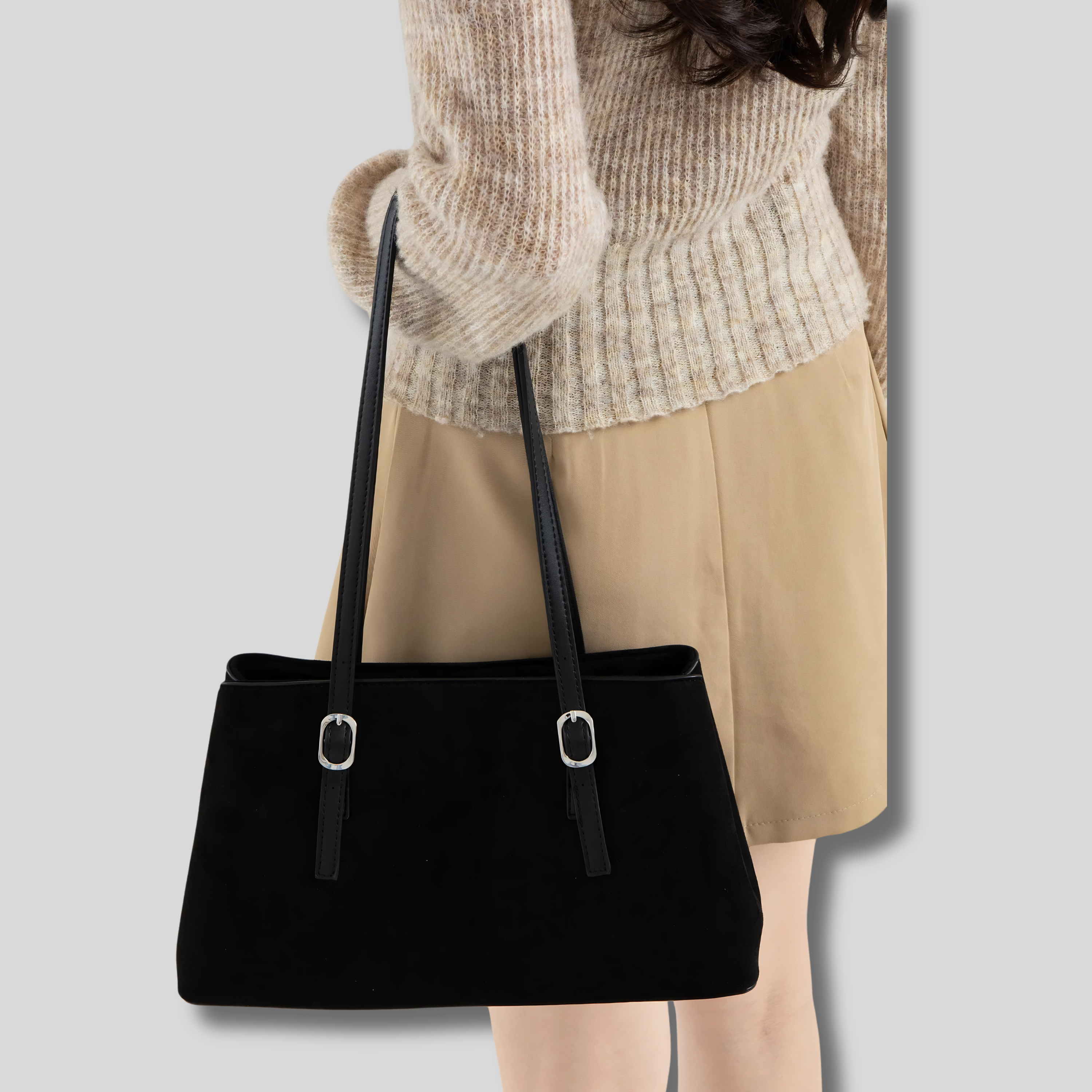 Sac Épaule Liorane noir porté à l'épaule avec look élégant.