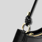 Détail de la bandoulière nouée avec anneau doré – finition élégante du sac