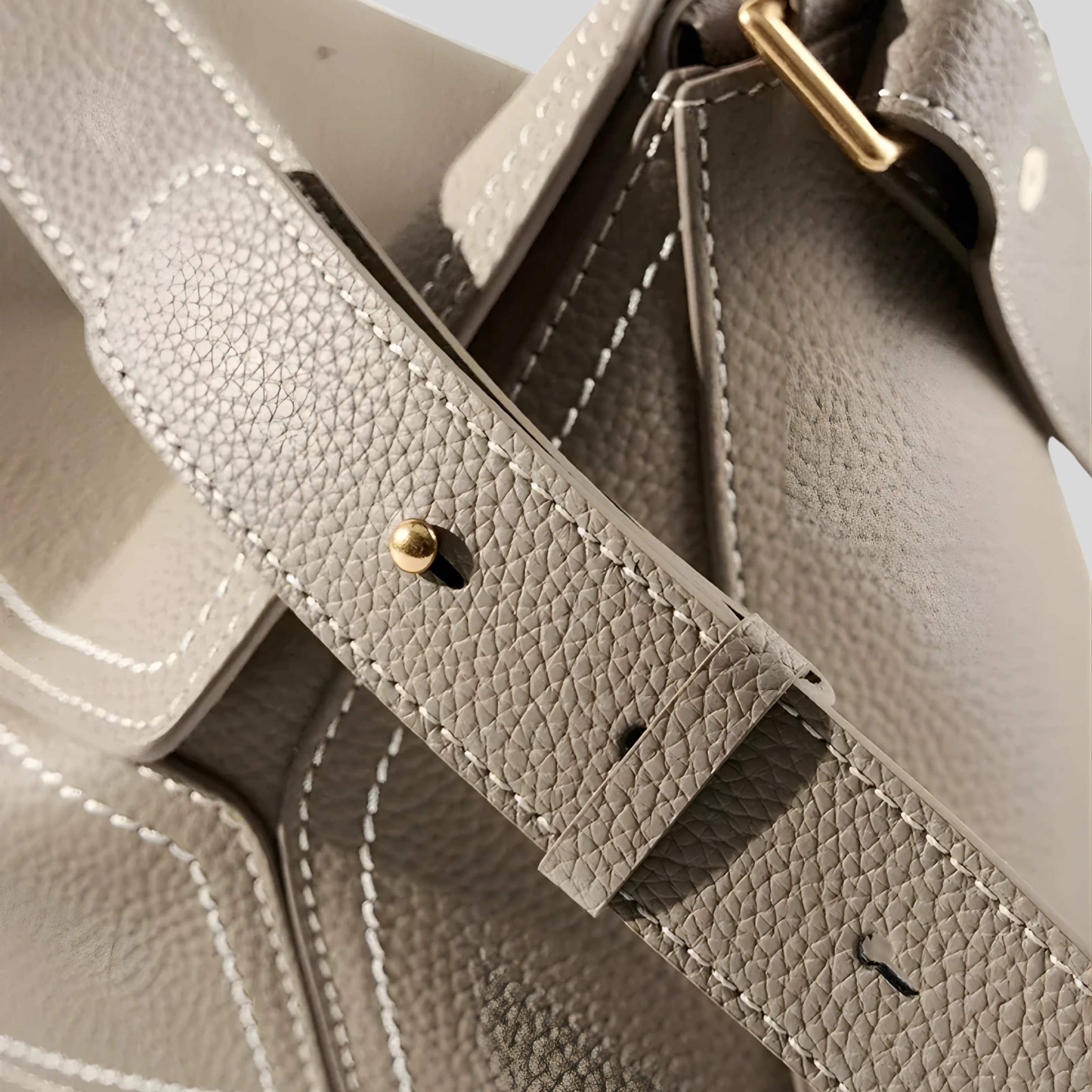 Détail de la bandoulière réglable en cuir avec boucle dorée